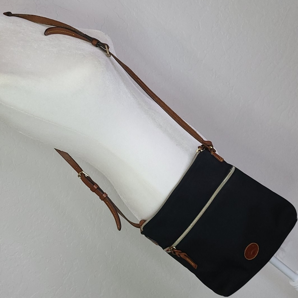 Vintage dooney and bourke crossbody bag